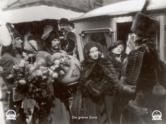 Záběr z filmu "The Scarlet Empress" s Marlene Dietrichovou