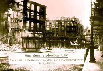 Zpustošené město Lille poté, co jej obsadili němečtí vojáci, říjen 1914 (černobílá fotografie)