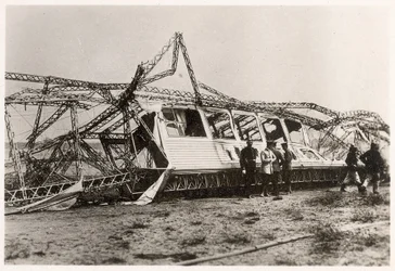 Ruiny Zeppelinu LZ10 "Schwaben" po jeho zničení dne 28. června 1912 (černobílé foto)