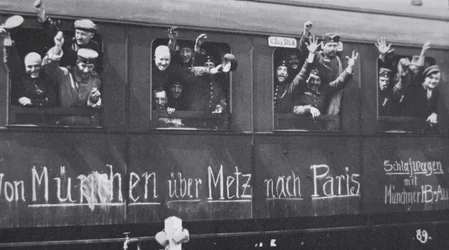 Německé jednotky za první světové války odjíždějí na frontu v železničním voze s nápisem „Z Mnichova přes Méty do Paříže“, září 1914