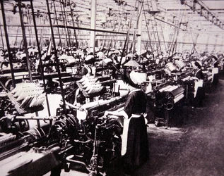 Japonský bavlnářský průmysl: (čb fotografie): ženy pracující na tkalcovském stavu Toyoda, cca 1920)