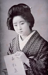 Japonská dívka, kolem roku 1910 (černobílá fotografie)