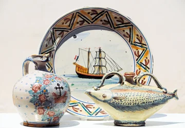 Artefakty vystavené v Museum of Vietrisi Ceramics, Vietri sul Mare, Campania, Itálie