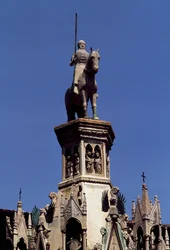 Jezdecká socha Cansignorio della Scala, hrobka Cansignorio della Scala, dílo Bonina da Campione (1325-1397), hrobky Scaliger, Verona, Veneto, Itálie