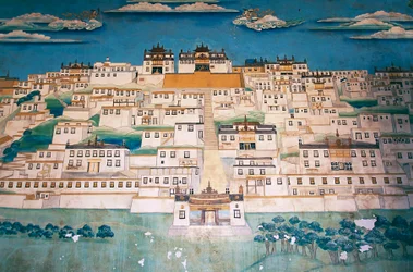 Freska zobrazující město v klášteře Ganden Sumtsenling (gompa), Zhongdian (v tibetském Gjalthangu, přejmenovaném v roce 2001 na Shangri-La čínskou vládou za účelem podpory cestovního ruchu v této oblasti tibetské náhorní plošiny), provincie Yunnan, Čína