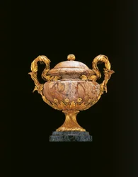 Jedna z dvojice egyptských váz Ludvíka XIV., 1770-75