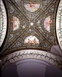 Půlkruhový iontový portikus, detail stropní klenby zdobený putti v zahradě