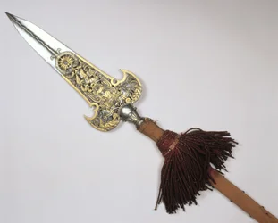 Kopí stráže francouzského krále Ludvíka XIV. (1638-1715) (ocel a zlato zasazené do dřeva)