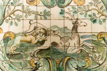 Majolikové dlaždice zobrazující psy honící jelena z Lovecké místnosti v Palacio da Praia, Belem, kolem roku 1680 (keramika)