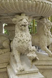 Mýtický rohatý lev Atlantes na úpatí fontány, Quinta da Regalia;Sintra;Portugalsko kolem roku 1915 (kámen)