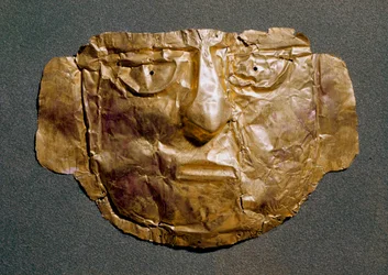 Předkolumbovská civilizace (Peru): zlatá maska z období předcházejícího španělskému dobytí. Madrid 15. století, Museo de America