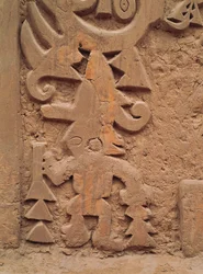 Detail reliéfů na chrámu Huaca el Dragon (kámen)