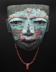 Pohřební maska pokrytá mozaikou z tyrkysu a červených mušlí. Artefakt z Teotihuacánu v Ciudad de México. Teotihuacanská civilizace - předkolumbovské umění: pohřební maska z tyrkysu a růžových kamenů z civilizace Teotihuacan III (300-650 n. l.), Mexiko