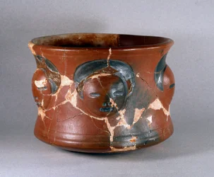 Předkolumbovské umění, kultura Kotosh: příjemce terakoty s lidskými tvářemi. Ztlumit. 16,2 cm 1000 př. Kr.-800 n.l. Lima, Národní muzeum antropologie a archeologie, Peru