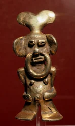 Předkolumbovské umění, civilizace Quimbaya (Kolumbie): antropomorfní zlatá soška zobrazující muže s prstenem v nose. 400-1400 našeho letopočtu. Bogota, Museo de Oro, Kolumbie