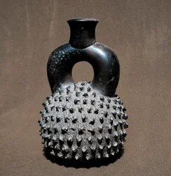 Předkolumbovské umění, civilizace Cupisnique: váza ve tvaru brouka a granátového jablka. 300 př. n. l.-100 n. l. Lima, Národní muzeum antropologie a archeologie, Peru