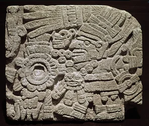Předkolumbovské umění, mixtécká civilizace: vyřezávaný pektorál zobrazující bohatě oděnou postavu - z Oaxacy v Mexiku. Národní antropologické muzeum, Ciudad de México, Mexiko