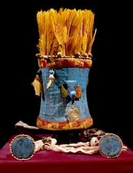 Předkolumbovská civilizace Chancay (Peru): čelenka a náušnice. 13.-15. století Lima, Museo Amano Peru - Předkolumbovské umění, kultura Chancay (13.-15. n. l.): čelenka a náušnice - Lima, Museo Amano, Peru - předkolumbovské umění, kultura Chancay (13.-15.
