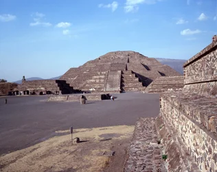 Předkolumbovská civilizace: pohled na místo Teotihuacan (300 př. n. l. – 600 n. l.): chrám (neboli pyramida) Měsíce. Mexiko