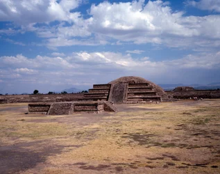 Předkolumbovská civilizace: pohled na místo Teotihuacan (300 př. n. l. – 600 n. l.): chrám (neboli pyramida) slunce. Mexiko