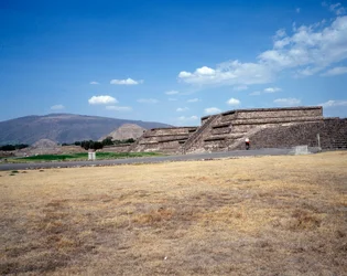 Předkolumbovská civilizace: pohled na místo Teotihuacan (300 př. n. l. – 600 n. l.): chrám (neboli pyramida) slunce. Mexiko