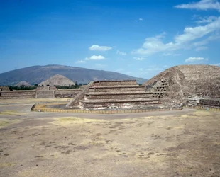 Předkolumbovská civilizace: pohled na místo Teotihuacan (300 př. n. l. – 600 n. l.): chrám (neboli pyramida) slunce. Mexiko