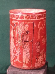 Váza zobrazující obřadní scénu, Tepeu 1 Period, z Uaxuctun, 600-950 (polychromovaný kámen) (viz také 201515)