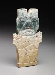 Antropomorfní plaketa, možná Ohnivý had, předklasické období, 800-400 př.nl (had a rumělka)