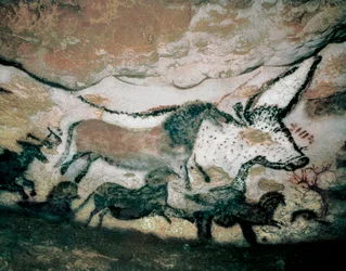 Býk s jelenem a koněm, mladý paleolit, z jeskyně Lascaux ve Francii, asi 17 000-15 000 př. n. l.