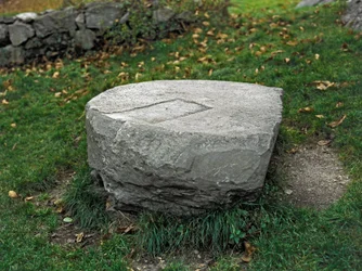 Civilizace Kamunů, pravěk: obětní oltář. Období mezi neolitem a dobou bronzovou. Capo di Ponte, Národní park skalních rytin Naquane, Valcamonica, Val Camonica, Itálie