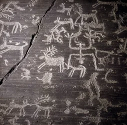 Civilizace Camunni, pravěk, skalní umění: hrobová skála, podrobnosti o velké skále Naquane, ve Valcamonica (Val camonica). Museo archeologico de Milan
