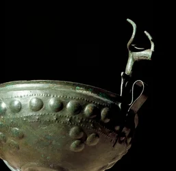 Etruská civilizace: bronzový pohár z nekropole v Tolfě, Lazio. 10. století př. n. l. Řím, Národní muzeum pravěku a etnografie Luigiho Pigoriniho