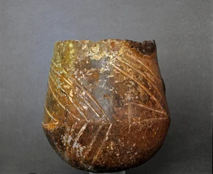 Pravěk: terakotová váza z nekropole Caolino al Sasso di Furbara, Lazio. Doba kamenná. Neolit. Řím, Museo Nazionale Preistorico Etnografico Luigi Pigorini