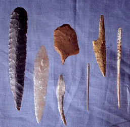 Pravěké nástroje: pazourek, nůž, hrot šípu a jehla. Saint-Germain-en-Laye. Muzeum starožitností