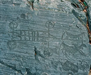 Prehistorie: civilizace Camunni: vůz vystřelený koňmi, kola jsou znázorněna paprsky a koně jsou z profilu ve snaze prospektovat. Skalní rytina skály 23 od Naquane (Valcamonica, Val Camonica, Brescia). Období mezi neolitem a br