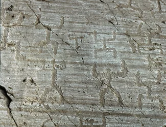 Prehistorie, civilizace Camunni, skalní umění: vážná skála stylizovaných reprezentací postav známých jako „oranti““ s rukama nataženýma k nebi. Období mezi neolitem a dobou bronzovou. Roche n. 50. Naquane (Brescia) Capo di Ponte, Pa