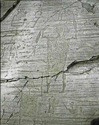 Pravěk, civilizace Camunni, skalní umění: hrobová skála stylizovaných vyobrazení válečníků, detail zobrazující Velkého válečníka (V. 80 cm) vyzbrojeného meči a štítem. Období mezi neolitem a dobou bronzovou. Roche n. 50. Naquane (Brescia)