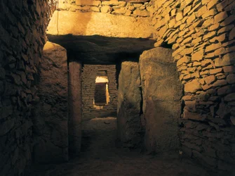 Pravěk: Romeral dolmen, neolitický pohřeb (3000 př. Kr.). Španělsko, Andalusie, Antequera.