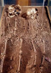 Pravěk: kostry dvou dětí. 30000-25000 př. n. l. Z jeskyně Grimaldi. Saint-Germain-en-Laye, Muzeum národní archeologie