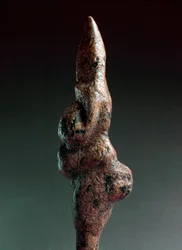 Pravěk: Venuše ze Savignana, antropomorfní kamenná plastika nalezená v roce 1925 v Savignano sul Panaro. Mladší paleolit, doba kamenná. Výška: 22 cm. Národní prehistorické a etnografické muzeum Luigiho Pigoriniho (Muzeum pravěku a etnografie), Řím, Itálie.