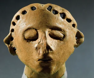 Pravěk, kultura Cucuteni-Trypillia (Cucuteni-Trypillia nebo Tripolya): hlava hliněné sošky. 3000 př. n. l., neolit, doba kamenná. Kišiněv, Historický institut věd Republiky Moldavsko