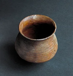 Pravěk, kultura Remedello: zvonovitá váza z jeskyně Santa Cristina, Fiesse u Brescie. Doba měděná. Eneolit. 2200 př. n. l. Řím, Museo Nazionale Preistorico Etnografico Luigi Pigorini