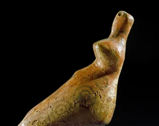 Prehistorie: ženská hliněná soška z lokality Jalangac Depe (Jižní Turkmenistán). 4000-3500 př. n. l. eneolit, doba měděná. Petrohrad, Ermitáž, Rusko