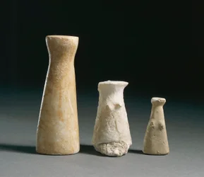 Pravěk: ženské idoly z naleziště Los Millares (Almería). Španělsko, Madrid, Národní archeologické muzeum.
