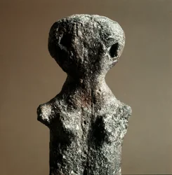 Prehistorie: ženský terakotový idol z nekropole v Arene Candide (Finale Liguria), Ligurie. Střední neolit, doba kamenná. Genes, museo di archeologia ligure