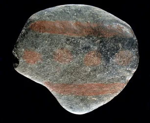Pravěk: malovaný oblázek z období azilienu. 9000 př. n. l. Saint-Germain-en-Laye, Muzeum národní archeologie.