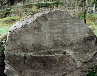 Pravěk, skalní umění: náhrobní skála s vyobrazeními jelenů, skotu a dýk, doba měděná, eneolitické období (chalkolit), skála č. 1, Cemmo (Brescia), Parco archeologico nazionale dei Massi di Cemmo, Itálie