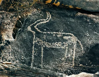 Pravěk, skalní umění: hrobová skála reprezentace antilopy. Doba kamenná 5000-2000 před naším letopočtem. Taghit, Haut plateau du Hoggar (Ahaggar), Alžírsko