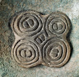 Prehistorie: pečeť nebo pečeť (pintadera) dekoree spirály z nekropolu v Arene Candide (Finale Liguria), Ligurie. Střední neolit, doba kamenná. Genes, Ligurské archeologické muzeum