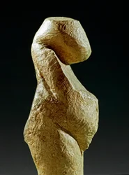 Prehistorie: socha gravettienské ženy z lokality Kostenki (Voroněžská oblast). 30000-25000 př. n. l. svrchní paleolit, doba kamenná. Petrohrad, Muzeum antropologie a etnografie Petra Velikého, Rusko